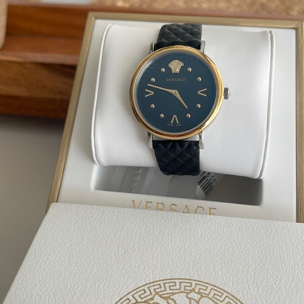 Versace
2-Hand Quartz Leather Strap
Watch, 36mm - Picture 3 of 13